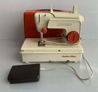Vintage Singer Junior Miss Sewing Machine W/ Pedal (model: 67b13)