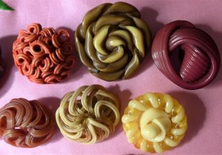 9 collectable Wacky CELLULOID buttons EXTRUDED SPAGHETTI WOVEN (14) 2