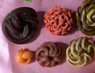 9 collectable Wacky CELLULOID buttons EXTRUDED SPAGHETTI WOVEN (14) 4