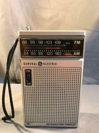 Vintage General Electric GE Portable Handheld AM/FM RADIO 7 - 2582 4
