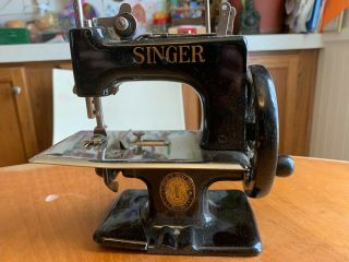 Singer Vintage Portable Sewing Machine With Carry Bag.  Crack On Base.