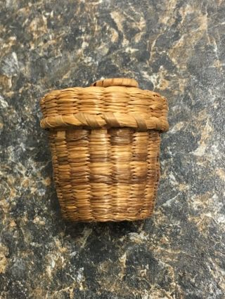 Vintage Hand Made Sweet Grass Thimble Holder Basket with Lid. 2