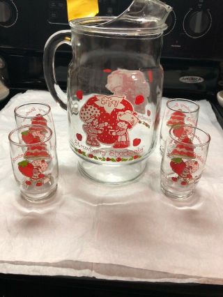 Vintage Strawberry Shortcake Anchor Hocking 2 Qt Glass Pitcher 1980 & 4 Glasses
