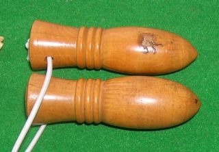2 VINTAGE KNITTING ITEMS INCLUDING UNUSUAL CARVED HOOVES NEEDLE PROTECTOR 3