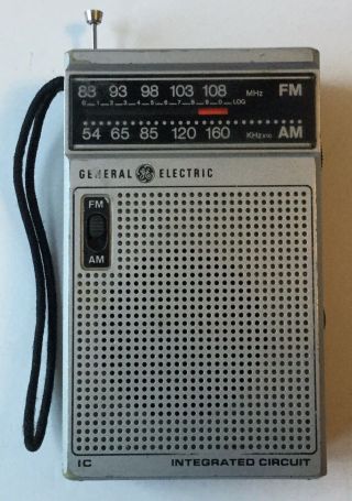 Vtg General Electric Integrated Circuit Transistor Radio.  Am/fm 7 - 2582a.