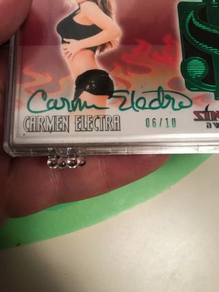 2013 BENCHWARMER Sin City Swatch Card Autograph Green Carmen Electra 6/10 3