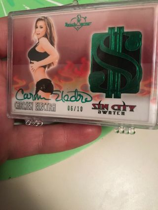 2013 BENCHWARMER Sin City Swatch Card Autograph Green Carmen Electra 6/10 5