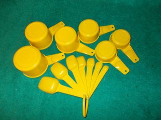 Tupperware BRIGHT YELLOW Measuring Spoons,  Cups,  Holding Ring COMPLETE 14 pc Set 3
