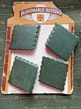 5745 - Bg – 4 Diagonal Scalloped Border Wood Pine Green Vintage Buttons,  Orig Card