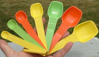 Vtg Harvest Multi Color Orange Green Yellow Tupperware Measuring Spoons Complete