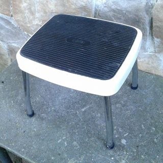 Vintage STYLAIRE Step Stool Chrome and White with Black Non Slip Top Mid Century 2