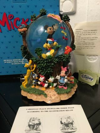 Disney Mickey Donald Goofy & Friends Musical Snowglobe Let 