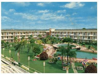 (a 1) Postcard - Australia - Qld - Gold Coast Chevron Hotel