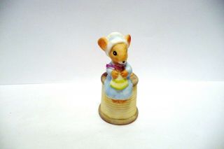 Thimble Bisque Enesco A Mouse Knitting On A Yellow Spool Of Thread
