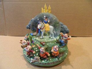 Disney Music Box Snow White " Happily Ever After " Snow Globe W/ Box