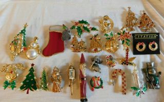 Set Of 25 Xmas Christmas Pins,  Earrings,  Trees,  Santa,  Holly,  Angels,  Bells Vtg