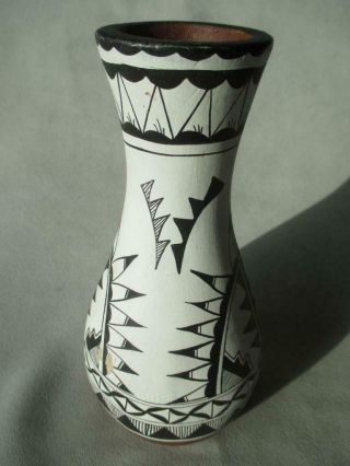 SIGNED MATA ORTIZ MEXICAN POTTERY VASE 2