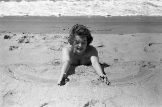 1960s Ron Vogel Negative,  Sexy Pin - Up Girl Beatrice Stevens At The Beach T243711