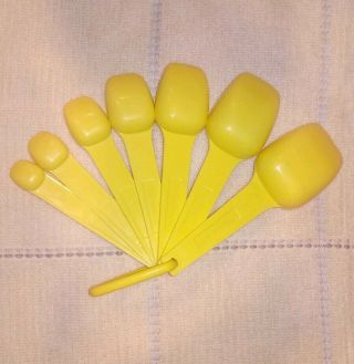 Tupperware Yellow 6 Measuring Cups & 7 Spoons w/ holding ring 5