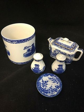 Collectors: Wade Pottery Blue And White Teapot,  Salt And Pepper Shakers $1 Start