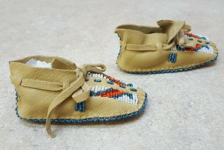 HAND CRAFTED BEADED TAN BUCKSKIN NATIVE AMERICAN INDIAN BABY MOCCASINS 2