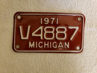 Vintage 1971 Michigan Motorcycle License Plate Red & White - 6.  25 " X 3.  5 "