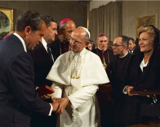 President Richard Nixon Shakes Hands With Pope Paul Vi Vatican 8x10 Photo
