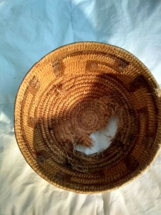 ANTIQUE NATIVE AMERICAN BASKET WITH TWO TONE DESIGN 3