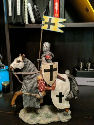 Crusader English Knight On Cavalry Horse Statue With Flag.
