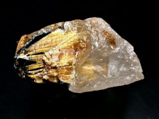 MINERALS : GOLDEN RUTILE CRYSTALS WITH HEMATITE CRYSTALS IN QUARTZ FROM BRAZIL 2