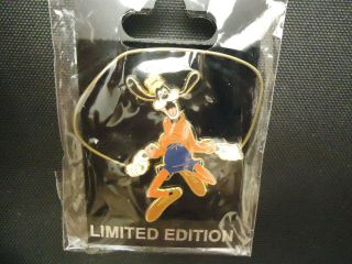 DISNEY DEC EMPLOYEE CENTER GOOFY JUMPING ROPE PIN ON CARD LE 300 2