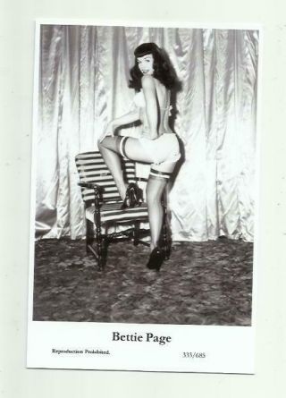 N483) Bettie Page Swiftsure (333/685) Photo Postcard Film Star Pin Up
