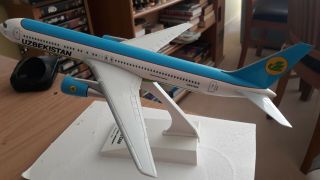 Risesoon 1:200 Uzbekistan Airways Boeing 767 - 300 Reg No Uk67005