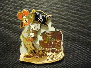 Disney Dlr Pirates Of The Caribbean Legend Of The Golden Pins Pirate Goofy Pin