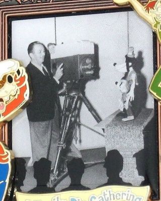 Le Walt Disney Pin✿ Classic Photo Camera Framed Peter Pan Goofy Family Gathering