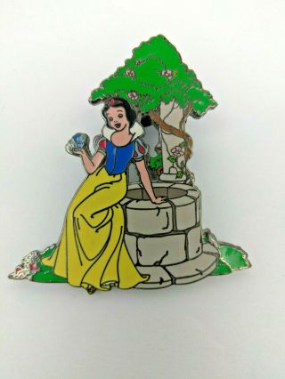 Disney Collector Pin - Snow White Leaning On Wishing Well Exclusive