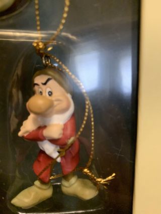 DISNEY Snow White & The 7 Dwarfs Storybook 8 Christmas Ornament Set w/ Case 7