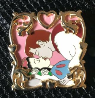 Disney Trading Pin Snow White And The Prince The Kiss Gold Tone Framed Pin Frame