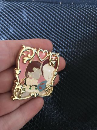 Disney Trading Pin Snow White and The Prince The Kiss Gold Tone Framed Pin Frame 4