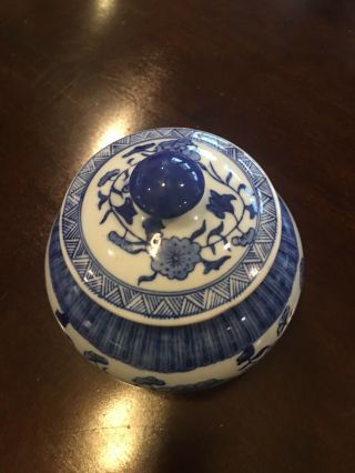 Antique / Vintage Chinese Blue White Porcelain Urn Vase / Ginger Jar With Lid 2