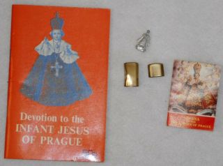 Vintage Wwii Pocket Shrine Miniature " Child Jesus Of Prague " With Booklets