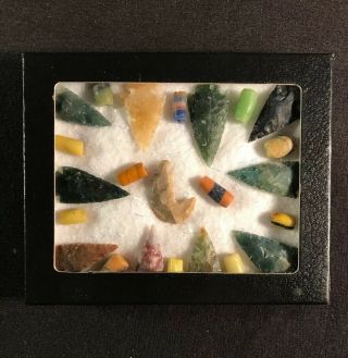 Display Case 5.  5 " X 4.  5 " Of 11 Arrowheads & 12 Beads W/ Glass Cover