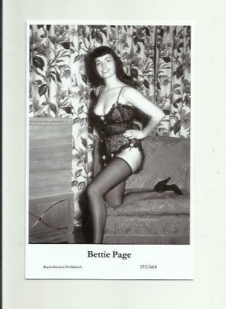 N475) Bettie Page Swiftsure (333/664) Photo Postcard Film Star Pin Up