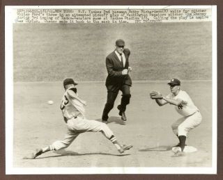 1961 Press Photo Bobby Richardson Of The York Yankees Takes Pick Off Throw