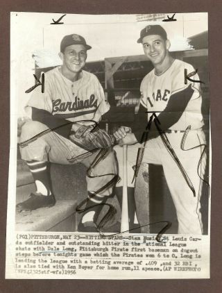1956 Press Photo Stan Musial Of The St.  Louis Cardinals,  Dale Long Of The Pirates