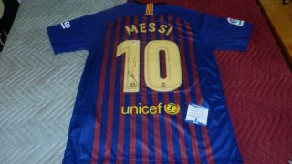 Barcelona Lionel " Leo " Messi 10 Autographed Nike Jersey (l).  Beckett