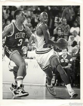 1989 Michael Jordan Vs Dennis Johnson Celtics 8x10 Type I Press Photo