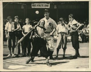 1937 Press Photo Lou Gehrig Of The York Yankees Gives Batting Instructions
