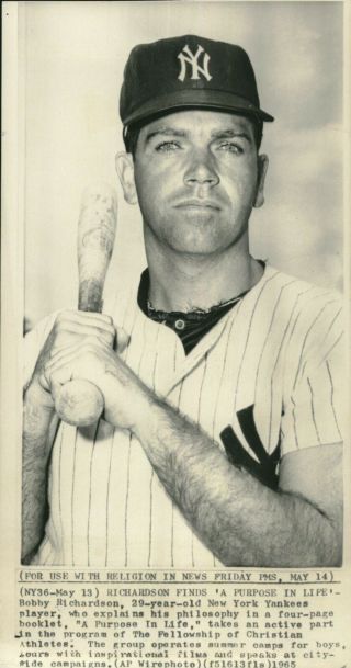 1955 Press Photo Bobby Richardson Of The York Yankees Bat On Shoulder