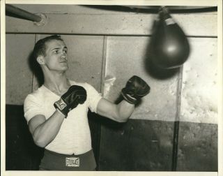 Undated Press Photo Welterweight Boxer Fritzie Zivic Out On The Bag